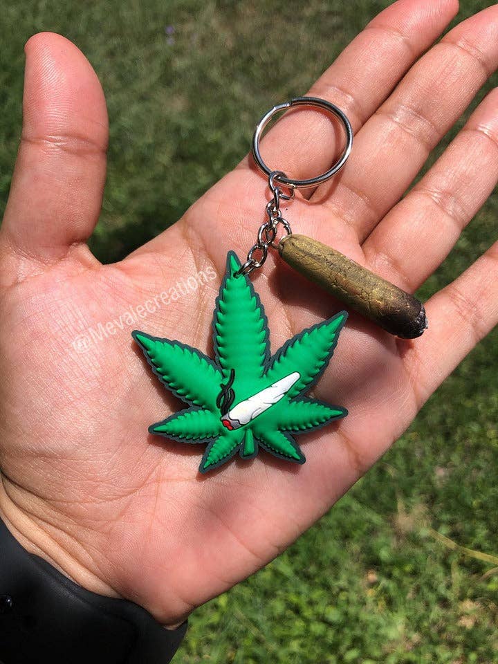 ME VALE CREATIONS LLC - Keychain Weed with Bud (Rubber): Weed with bud keychain